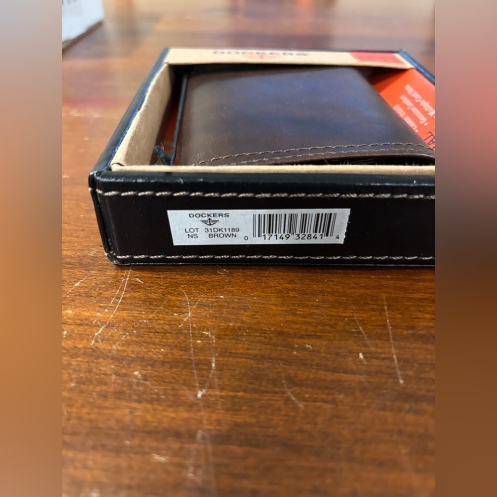 New In box wallet​​​​​​ - Picture 3 of 6